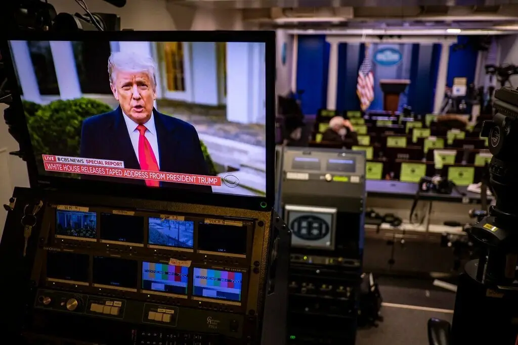 El Presidente Trump en un monitor de noticias en la sala de reuniones de la Casa Blanca el mi&eacute;rcoles, donde estaba reproduciendo un video que subi&oacute; a Twitter dirigi&eacute;ndose a la gente en el Capitolio.