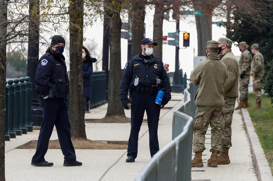 Oficiales de la polic&iacute;a del Capitolio de EE.UU. hablan con soldados de la Guardia Nacional en el Capitolio de EE.UU. en Washington, DC, EE.UU., 11 de enero de 2021. La Presidenta de la C&aacute;mara de Representantes, Nancy Pelosi, planea introducir art&iacute;culos de destituci&oacute;n contra el Presidente de los Estados Unidos Donald J. Trump por incitaci&oacute;n a la insurrecci&oacute;n tras el ataque al Capitolio de los Estados Unidos el 6 de enero, mientras los legisladores trabajaban para certificar a Joe Biden como el pr&oacute;ximo Presidente de los Estados Unidos. (Atentado, Estados Unidos) EFE/EPA/SHAWN THEW

Traducci&oacute;n realizada con la versi&oacute;n gratuita del traductor www.DeepL.com/Translator