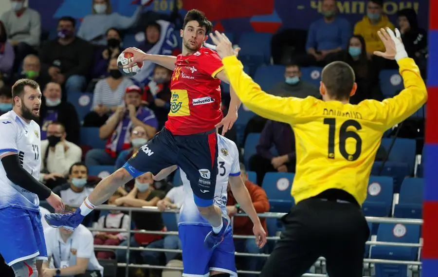 Adria Mart&iacute;nez Bages (C) de Espa&ntilde;a en acci&oacute;n con Alexander Kotov (L) y el guardameta Dmitry Pavlenko (R) de Rusia durante el partido de balonmano del Torneo de Navidad entre Rusia y Espa&ntilde;a en Mosc&uacute;, Rusia, 08 de enero de 2021. (Balonmano, Rusia, Espa&ntilde;a, Mosc&uacute;) EFE/EPA/SERGEI ILNITSKY