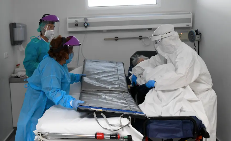 Sanitarios en la UCI del Hospital Marqu&eacute;s de Valdecilla. / Hardy