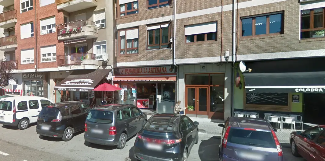 Comercios en la Av. Luis de la Concha de Renedo de Pi&eacute;lagos.