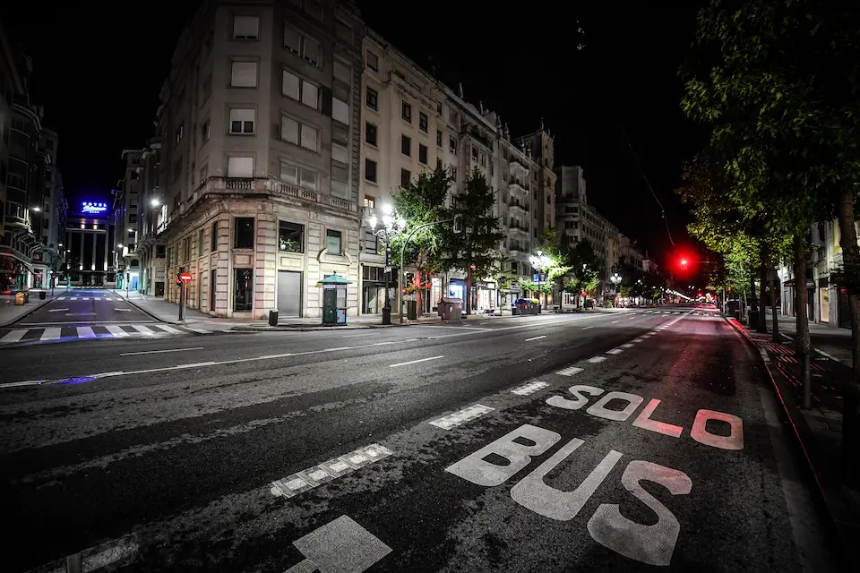 Calle vac&iacute;a durante el toque de queda impuesto por el gobierno c&aacute;ntabro.