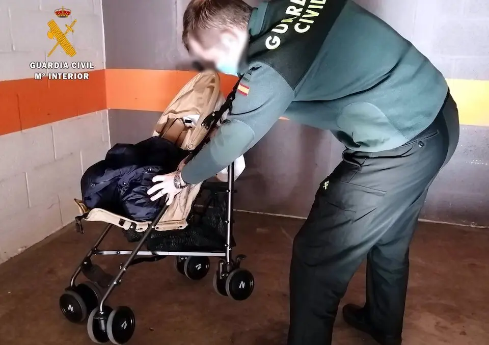 12/01/2021 Cuatro detenidos por robar en supermercados usando una sillita de beb&radic;&copy;.

La Guardia Civil de Cantabria ha detenido a cuatro personas de entre 30 y 41 a&radic;&plusmn;os y residentes en Santander, que formaban un grupo criminal dedicado a hurtos en supermercados de la regi&radic;&ge;n. Para sustraer los art&radic;&ne;culos, que vend&radic;&ne;an despu&radic;&copy;s en un establecimiento que regentaba uno de ellos, utilizaban el doble fondo de una silla de beb&radic;&copy;.

SOCIEDAD 
GUARDIA CIVIL
