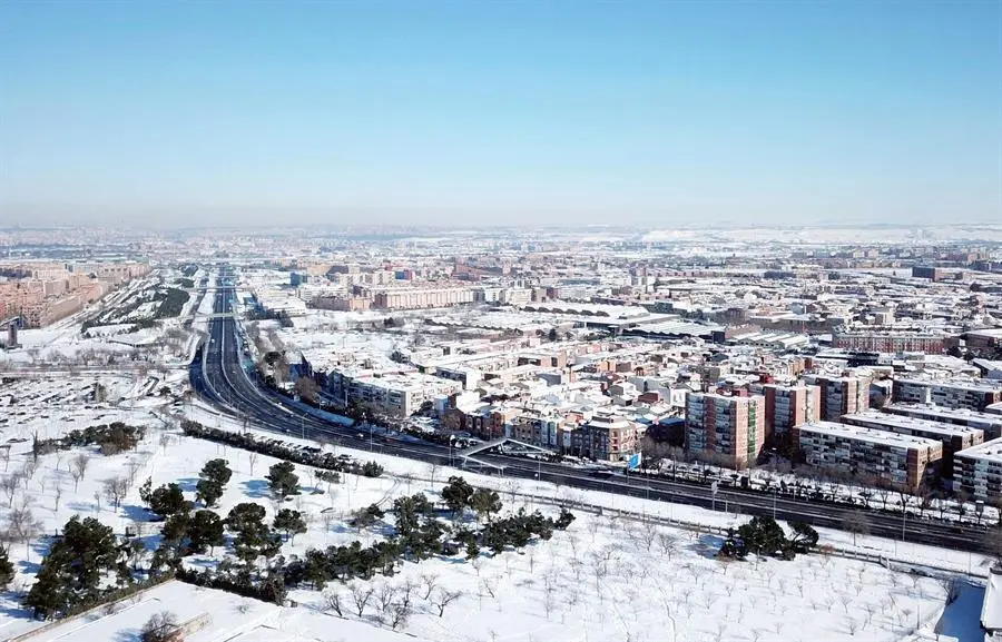 Vista de la carretera de Toledo a su paso por la localidad madrile&ntilde;a de Getafe, ya despejada de nieve, este lunes. Las distintas administraciones trabajan contra reloj para solventar los problemas causados este fin de semana por Filomena, que ha dejado carreteras cortadas, clases suspendidas y ciudades, como Madrid, con muchas calles a&uacute;n intransitables para el tr&aacute;fico, mientras la borrasca da sus &uacute;ltimos coletazos en el Levante y Baleares.
