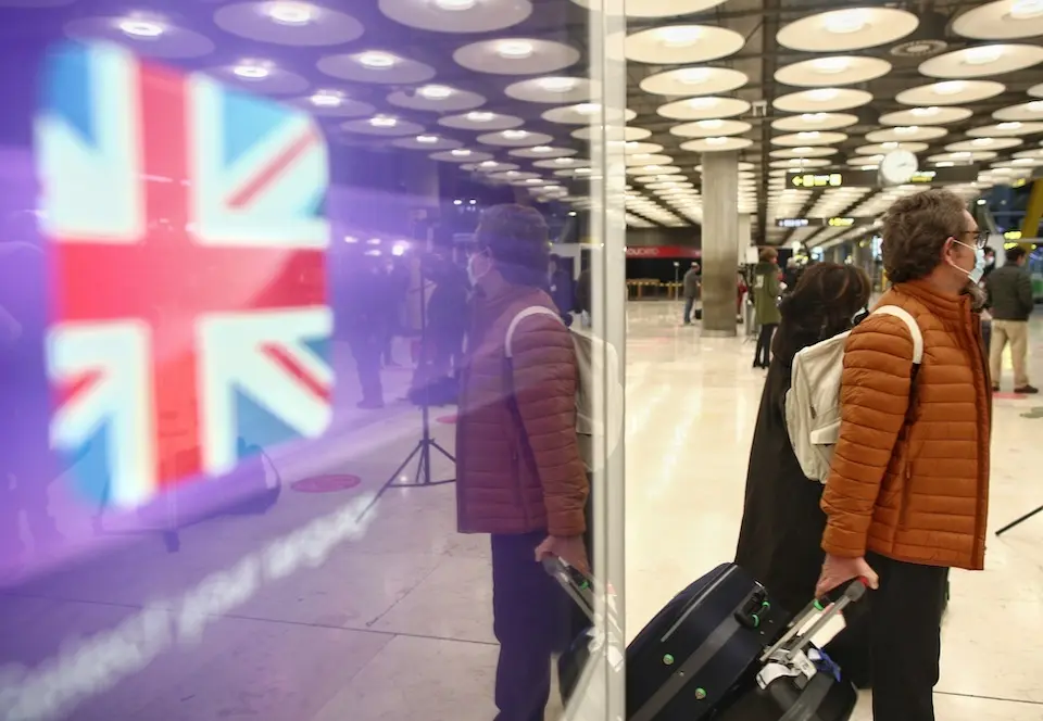 Viajeros en la zona de llegadas de la terminal T4 del Aeropuerto Adolfo Su&aacute;rez Madrid-Barajas, un d&iacute;a antes de la suspensi&oacute;n de los vuelos procedentes de Reino Unido, en Madrid (Espa&ntilde;a), a 21 de diciembre de 2020. El Gobierno ha decidido de manera conjunta con Portugal la suspensi&oacute;n de los vuelos de entrada procedentes del Reino Unido desde este martes, aunque s&iacute; permitir&aacute; la entrada de ciudadanos espa&ntilde;oles o residentes en Espa&ntilde;a. Tambi&eacute;n reforzar&aacute; el control fronterizo en Gibraltar, seg&uacute;n ha informado Moncloa.