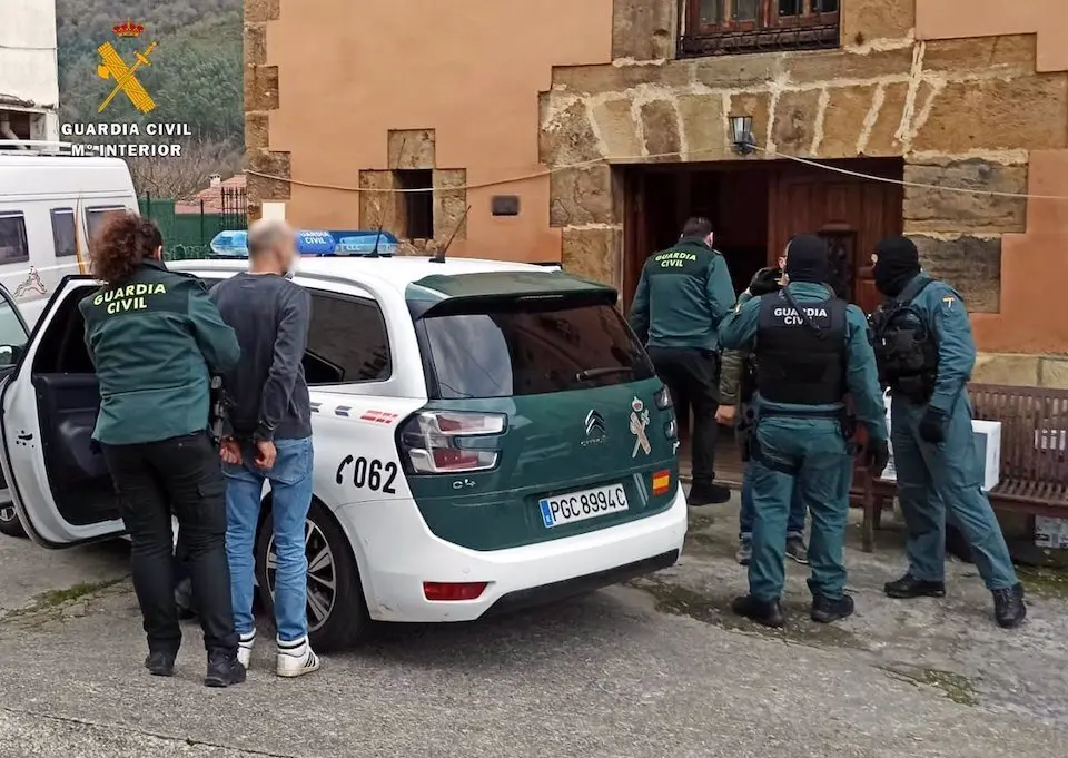 La Guardia Civil de Cantabria durante la detenci&oacute;n de los italianos en la casa donde estaba la plantaci&oacute;n de marihuana./ OPC