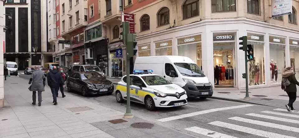 La Polic&iacute;a Local de Santander por el centro de Santander. / S.D.