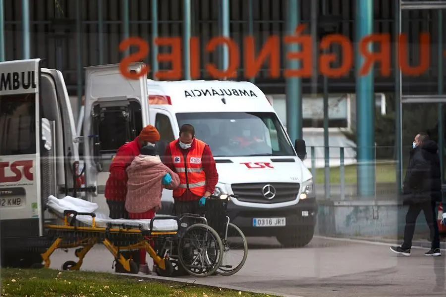 Dos t&eacute;cnicos de ambulancias trasladan a un paciente en el Hospital del Mar de Barcelona, el viernes. EFE/ Alejandro Garc&iacute;a