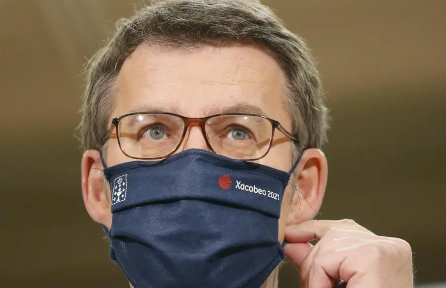 El presidente de la Xunta, Alberto N&uacute;&ntilde;ez Feij&oacute;o, anuncia este mi&eacute;rcoles las nuevas medidas tras la reuni&oacute;n del comit&eacute; cl&iacute;nico que estudia la evoluci&oacute;n de la pandemia durante una rueda de prensa celebrada en Santiago de Compostela. EFE/Lavandeira jr