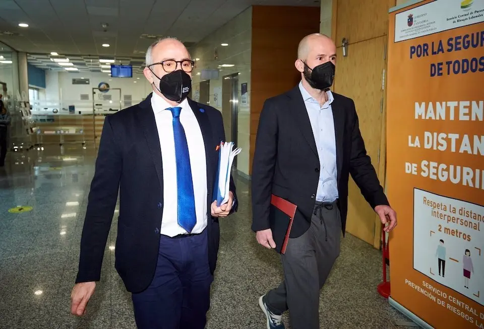 El consejero de Sanidad Miguel Rodr&iacute;guez y el director general de Salud P&uacute;blica, Reinhard Wallmann, respectivamente. / ALERTA