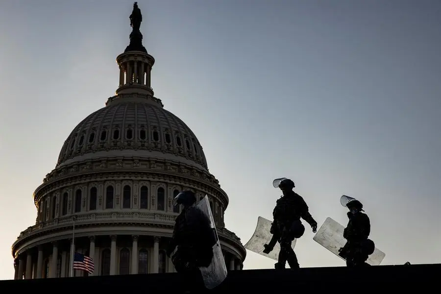 Soldados de la Guardia Nacional con escudos antidisturbios se dirigen al Centro de Visitantes del Capitolio despu&eacute;s de haber sido desplegados para asegurar los terrenos alrededor del edificio del Capitolio de los EE.UU. en Washington, DC, EE.UU., el 13 de enero de 2021. El Presidente de los Estados Unidos Donald J. Trump se ha convertido en el primer Presidente en ejercicio en ser destituido dos veces despu&eacute;s de que incitara a una multitud de sus partidarios a amotinarse en el Capitolio de los Estados Unidos en un intento de impedir que el Congreso certificara la victoria electoral de Biden. Al menos 20.000 soldados de la Guardia Nacional se desplegar&aacute;n en Washington a finales de la semana para ayudar a asegurar la zona del Capitolio antes de que se produzcan m&aacute;s disturbios potencialmente violentos en los d&iacute;as previos a la inauguraci&oacute;n del Presidente electo de los EE.UU. Joe Biden. (Estados Unidos) EFE/EPA/SAMUEL CORUM

Traducci&oacute;n realizada con la versi&oacute;n gratuita del traductor www.DeepL.com/Translator