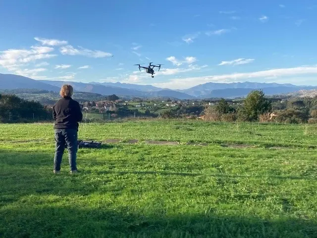 La investigadora Viola Bruschi maneja un dron - IIIPC