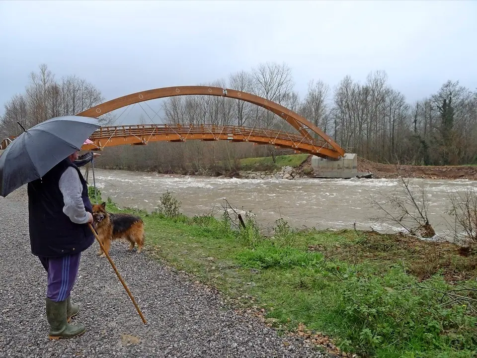 Pasarela sobre el cauce del r&iacute;o Saja. / Saja