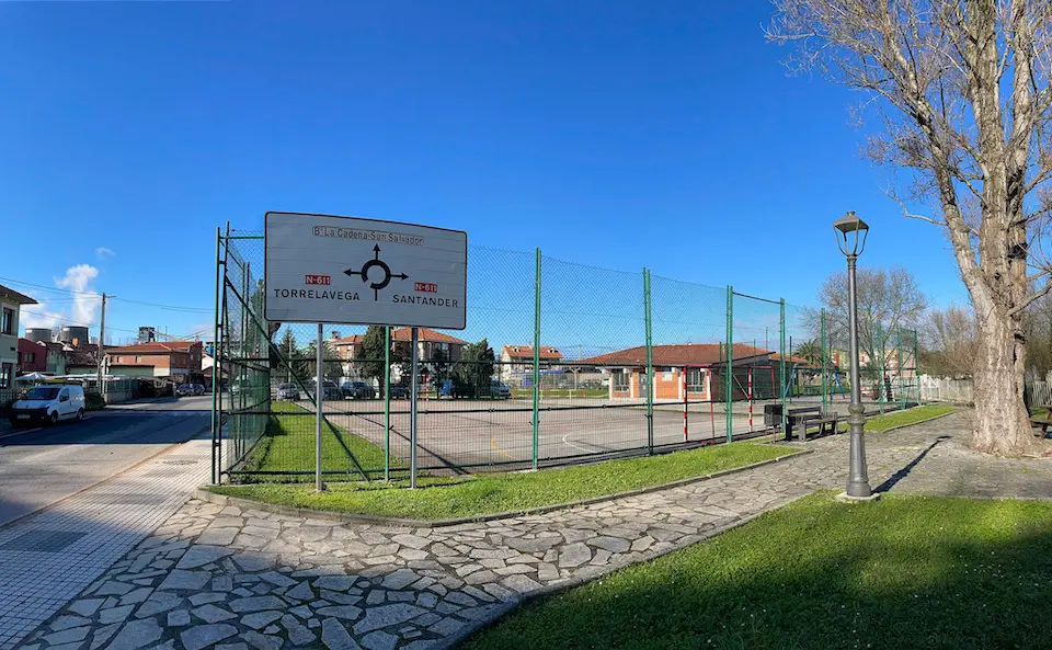 El solar municipal que ocupan en la actualidad la pista deportiva de Rinconeda.