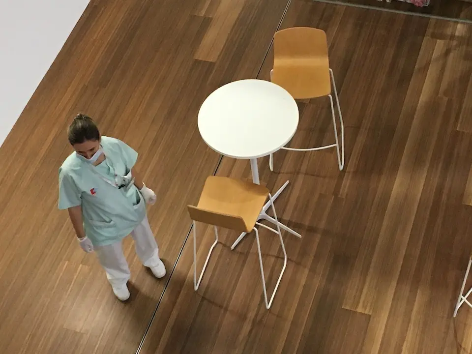 Una enfermera en la zona de descanso del Hospital Marqu&eacute;s de Valdecilla.