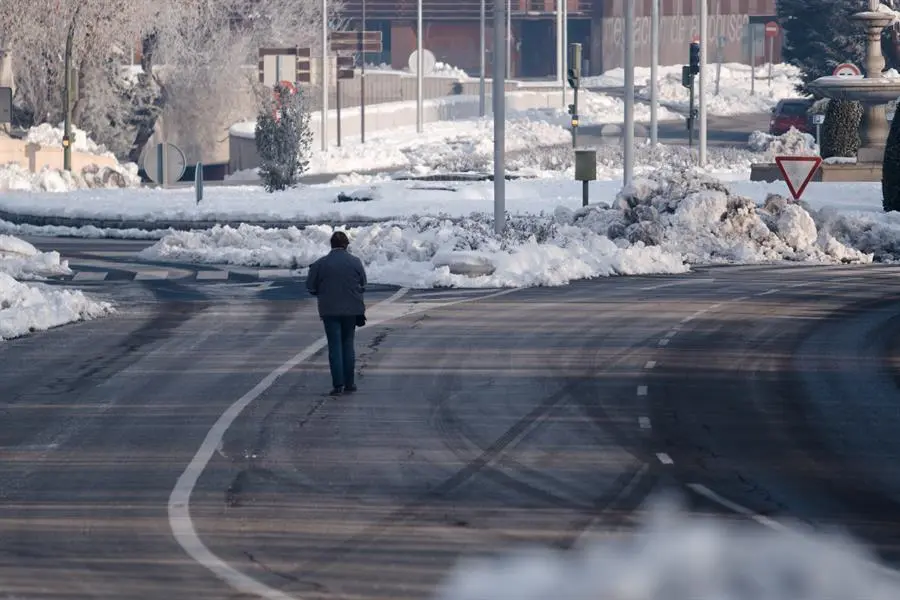 Un hombre camina entre la nieve este jueves por la ciudad de Toledo. EFE/ &Aacute;ngeles Visd&oacute;mine