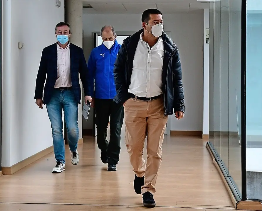 Pedro Ortiz, acompa&ntilde;ando a su socio Alfredo P&eacute;rez y a Jos&eacute; Mar&iacute;a Amorrortu camino de la rueda de prensa de estos dos &uacute;ltimos. / Hardy