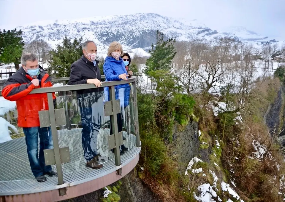 Las autoridades en el mirador de La G&aacute;ndara. / Alerta