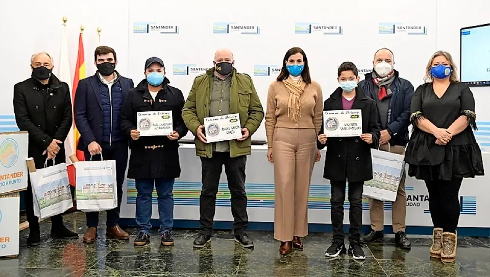 Gema Igual y Lorena Guti&eacute;rrez con los ganadores del certamen. / ALERTA