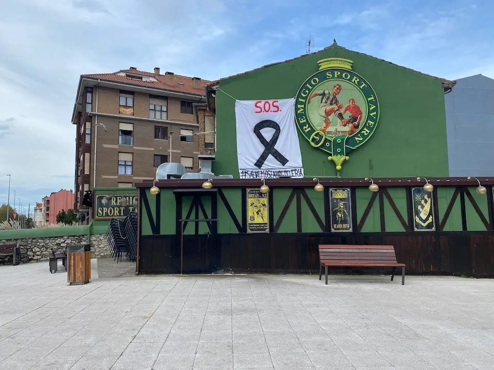 Vista de un cartel colgado en el establecimiento Remigio Spot Tabern.