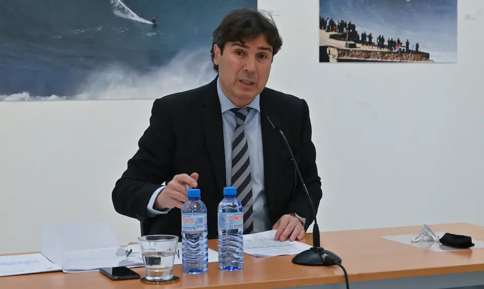 El presidente de la Autoridad Portuaria de Santander, Jaime Gonz&aacute;lez, durante la rueda de prensa de su renuncia. / Hardy