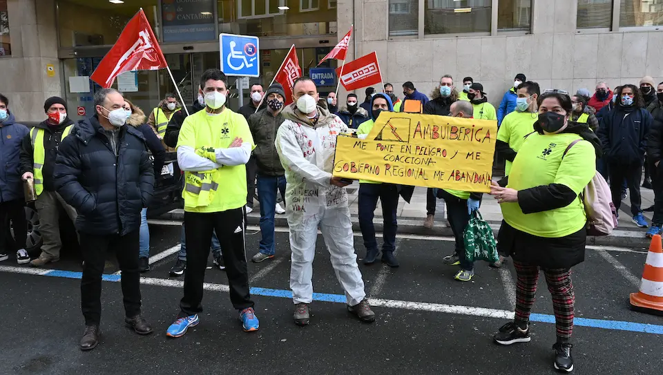 El personal de Ambuib&eacute;rica durante la manifestaci&oacute;n de hoy en Santander. / HARDY