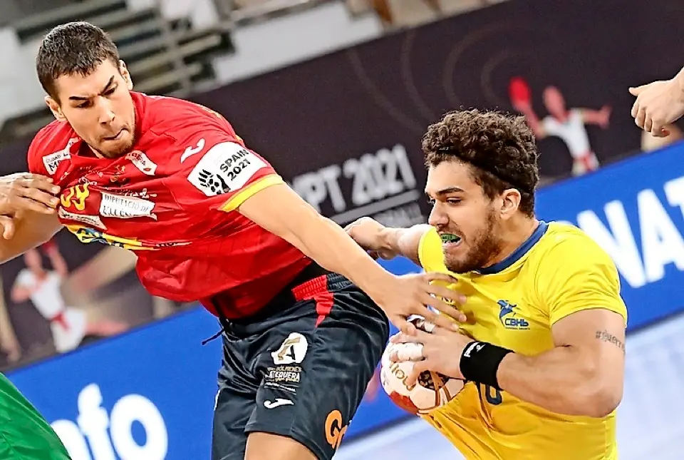 Dani Dujshebaev trata de frenar a Jose Toledo. / EFE