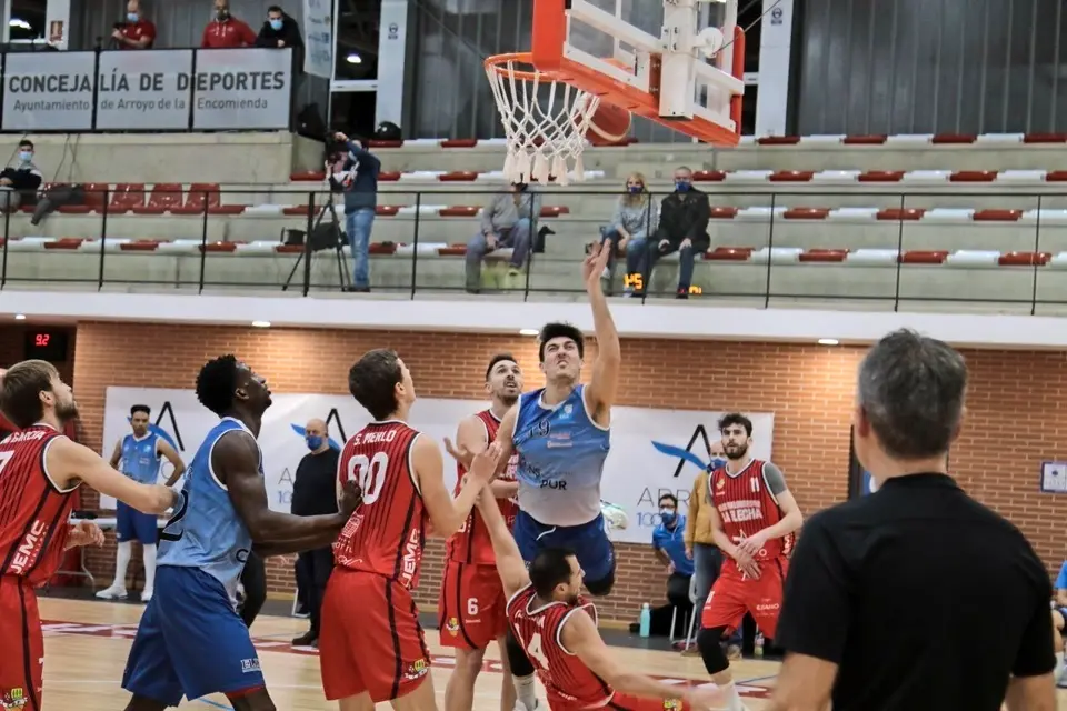 Jaime Rodr&iacute;guez entrando a canasta en el &uacute;ltimo partido de 2020 frente al CB La Flecha. / Sergio Cocho