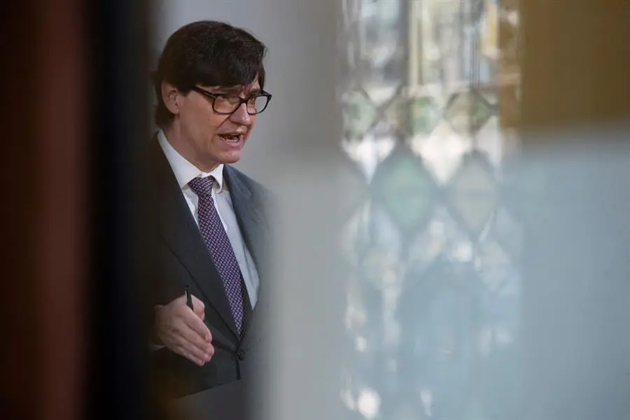 El ministro de Sanidad, Salvador Illa, analiza la situaci&oacute;n epidemiol&oacute;gica en Espa&ntilde;a durante una rueda de prensa convocada este s&aacute;bado, en la Delegaci&oacute;n del Gobierno en Barcelona. EFE/Marta P&eacute;rez