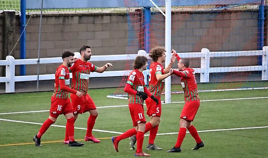 Los jugadores de la Gimn&aacute;stica, que s&iacute; jugar&aacute; hoy, celebrando un gol. / RSGT
