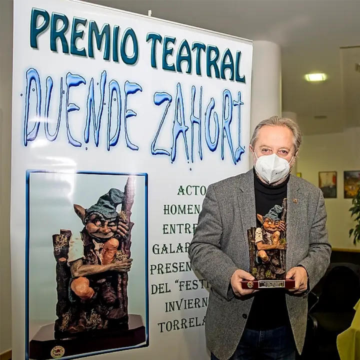 Manuel Galiana tras recibir el galard&oacute;n. / alerta