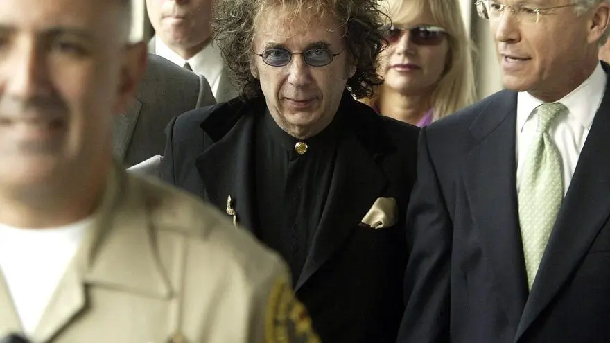 En la imagen, Phil Spector (c), uno de los productores m&aacute;s aclamados de la m&uacute;sica moderna y creador del "muro de sonido". EFE/Brendan Mcdermid/Archivo