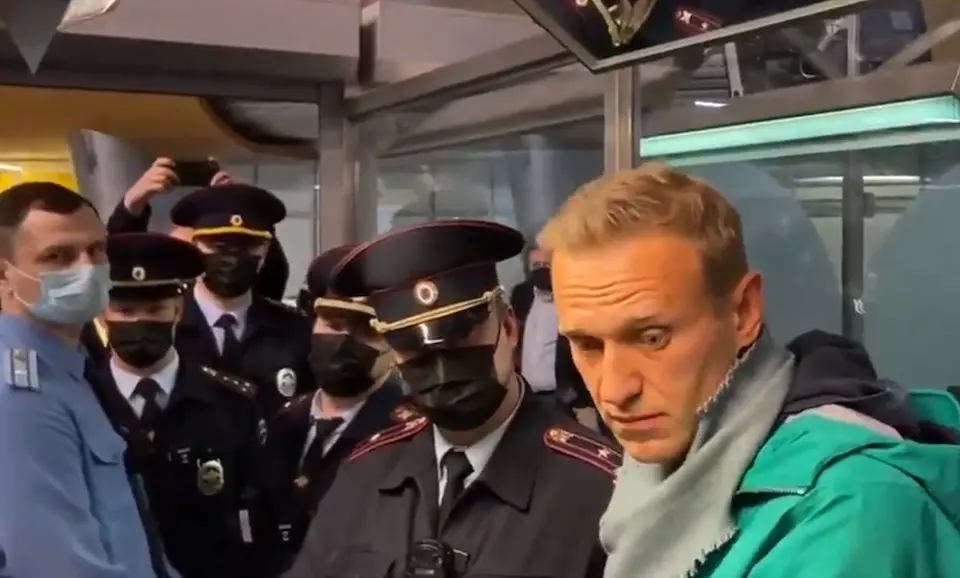 Detenci&oacute;n del activista pol&iacute;tico ruso Alexei Navalni en el aeropuerto de Mosc&uacute;. / E. PRESS