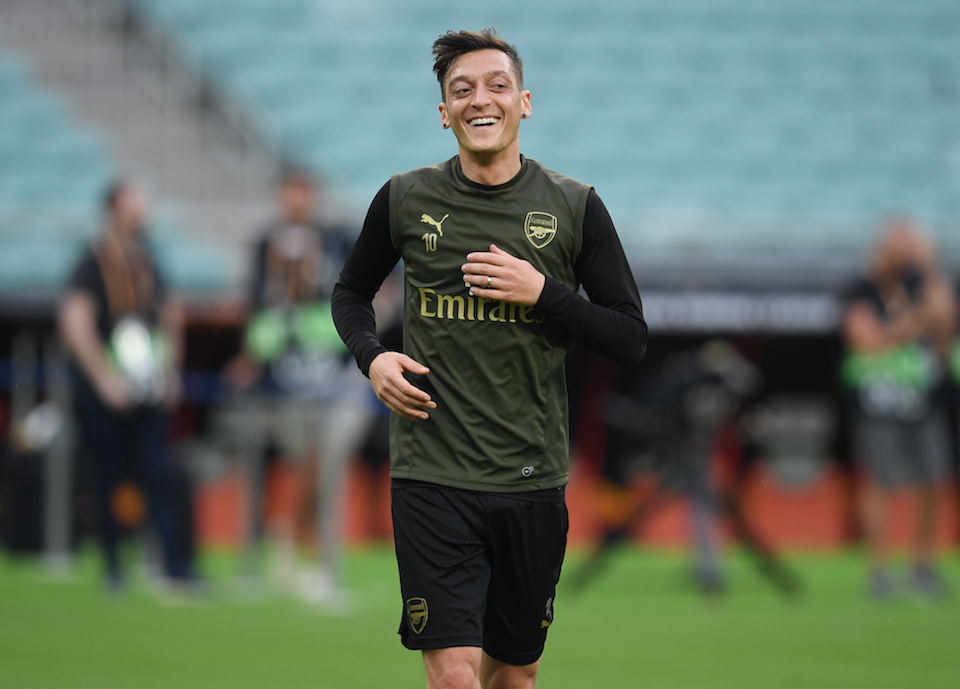 Mesut Ozil durante el calentamiento de un encuentro con el Arsenal. / E. PRESS