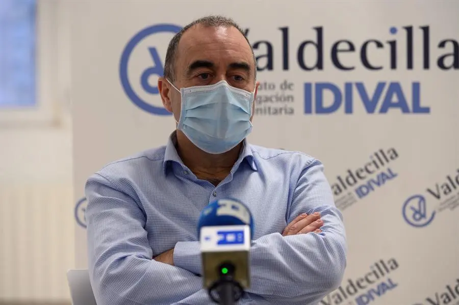 El presidente de la Sociedad Espa&ntilde;ola de Inmunolog&iacute;a, Marcos L&oacute;pez Hoyos, durane la entrevista mantenida con Efe. L&oacute;pez Hoyos ve muy dif&iacute;cil predecir cu&aacute;nto durar&aacute; la pandemia y c&oacute;mo se comportar&aacute; el virus, pero cree que para Navidades de 2021 todav&iacute;a se seguir&aacute; "con vacunaci&oacute;n y mascarilla". "Eso en el mejor de los casos", avisa. EFE/Pedro Puente Hoyos