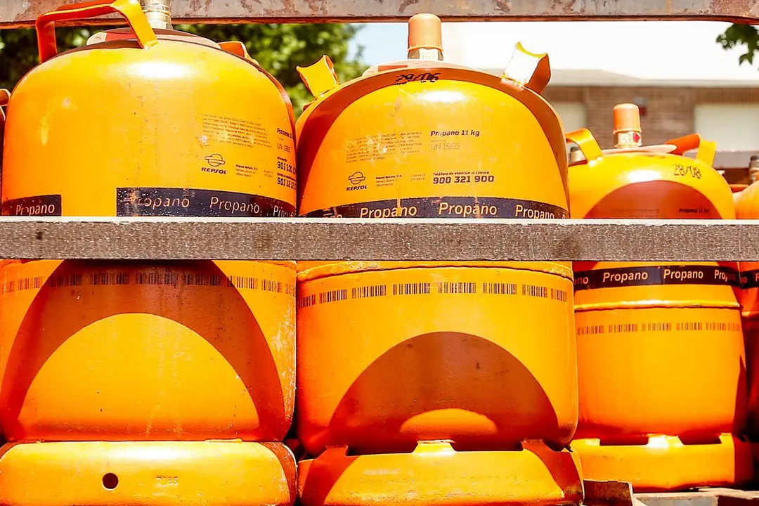 Detalles de bombonas de butano cargadas en un cami&oacute;n.