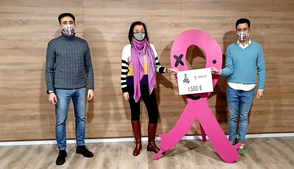 Entrega de los 1.500 euros a la Asociaci&oacute;n Espa&ntilde;ola Contra el C&aacute;ncer. / ALERTA