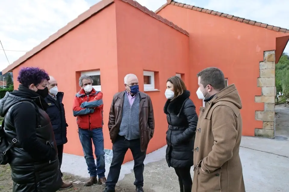 Autoridades ante el edificio que albergar&aacute; el Servicio Municipal de Ludoteca. / Alerta
