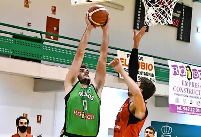 G&oacute;mez de la Riva entra a canasta.