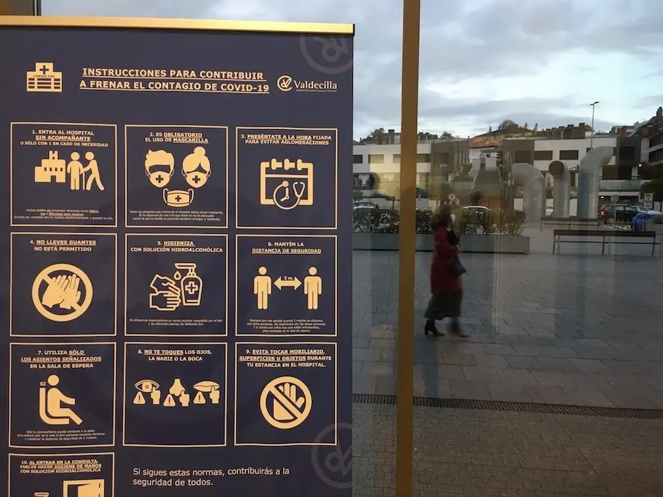 Cartel de instrucciones sanitarias ayudar a frenar el virus. / S.D.