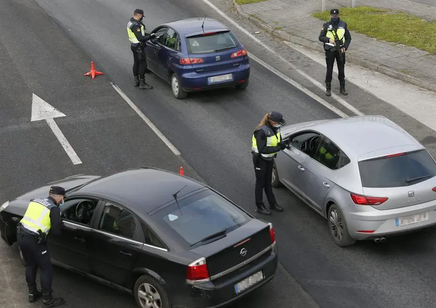 Un control policial en Santiago de Compostela. EFE/Lavandeira jr