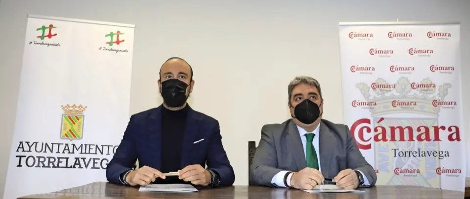 Javier L&oacute;pez Estrada y Jos&eacute; Luis Quintanilla tras la firma del convenio. / ALERTA