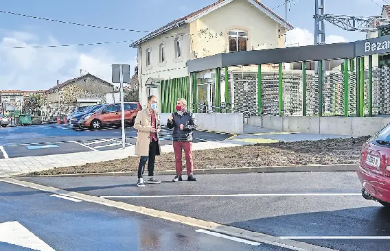 Autoridades en la zona donde se han habilitado los aparcamientos. / Alerta