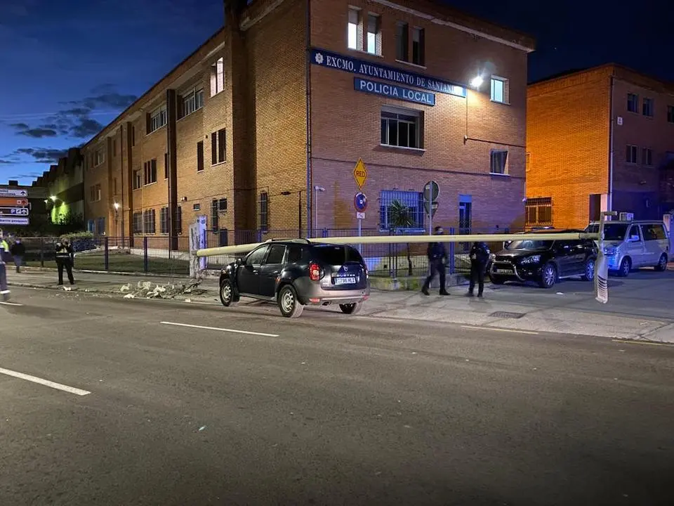 &Uacute;ltimo accidente ocurrido en la calle Castilla en Santander donde se ve que un veh&iacute;culo colision&oacute; contra una farola. / ALERTA