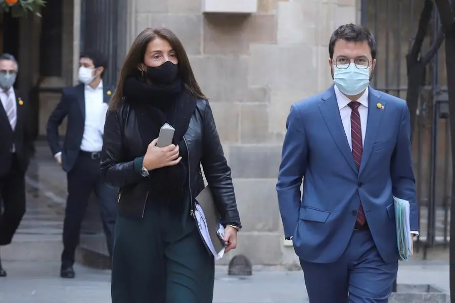 El vicepresidente de la Generalitat, Pere Aragon&eacute;s, y la consellera de Presidencia, Meritxell Bud&oacute;, a su llegada a la reuni&oacute;n semanal del gobierno de la Generalitat en funciones, que se ha celebrado este martes, pocas horas antes de que el Tribunal Superior de Justicia de Catalu&ntilde;a haya acordado suspender el decreto del Govern del pasado viernes que aplazaba las elecciones auton&oacute;micas catalanas del 14F para convocarlas el pr&oacute;ximo 30 de mayo. EFE