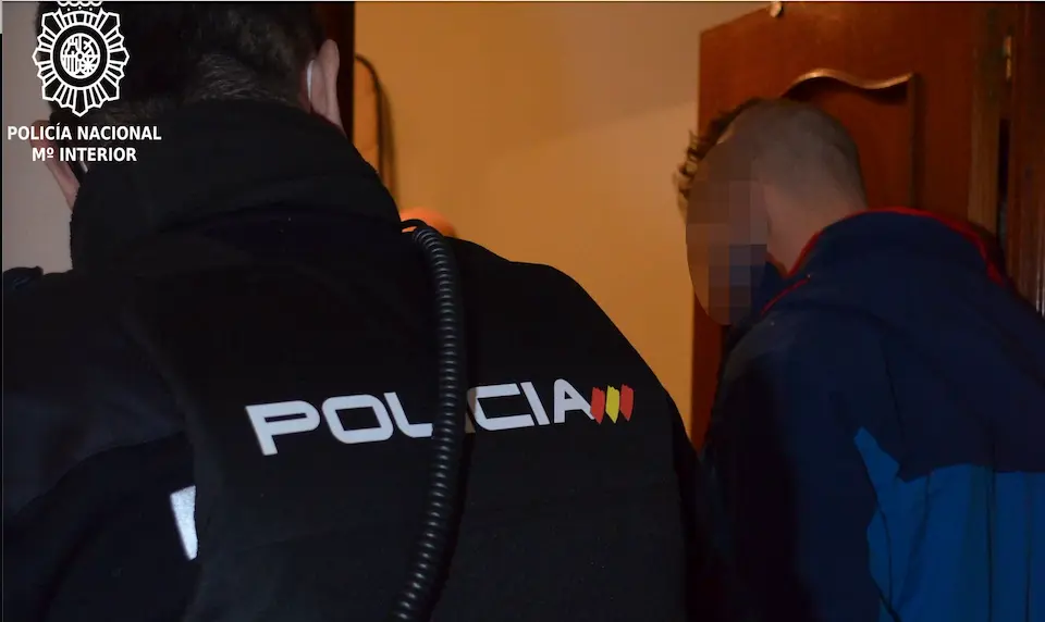 El Agente junto al detenido que dispar&oacute; a un hombre tras una discusi&oacute;n. / POL&Iacute;CIA NACIONAL