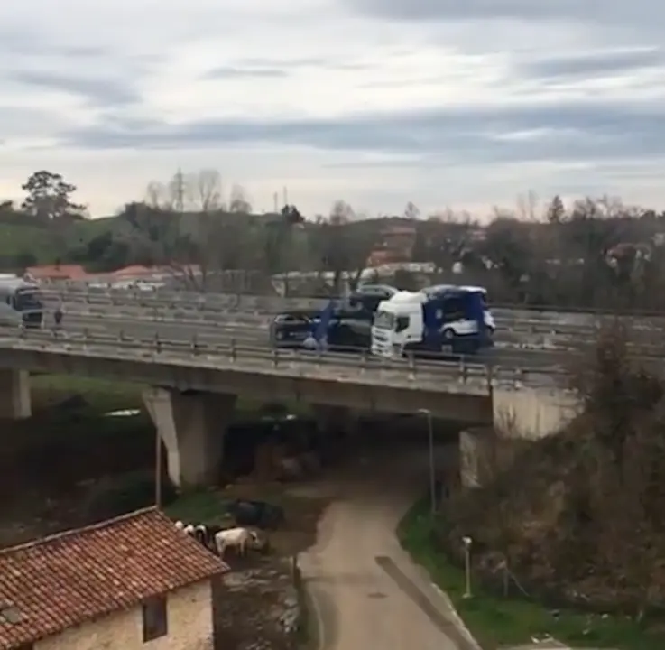 El accidente, que se ha producido pasadas las 17.00 horas, no ha provocado heridos, pero s&iacute; retenciones.