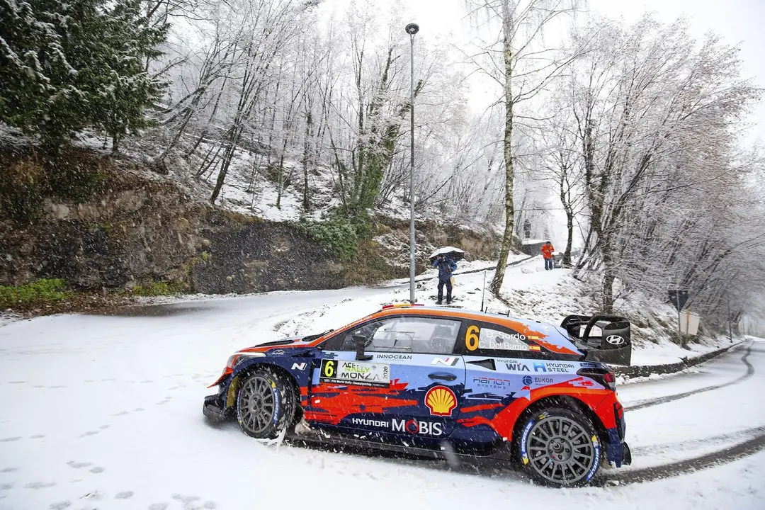 Dani Sordo y Carlos del Barrio compartir&aacute;n coche por &uacute;ltima vez sobre los nevados tramos de Montecarlo. / Hyundai