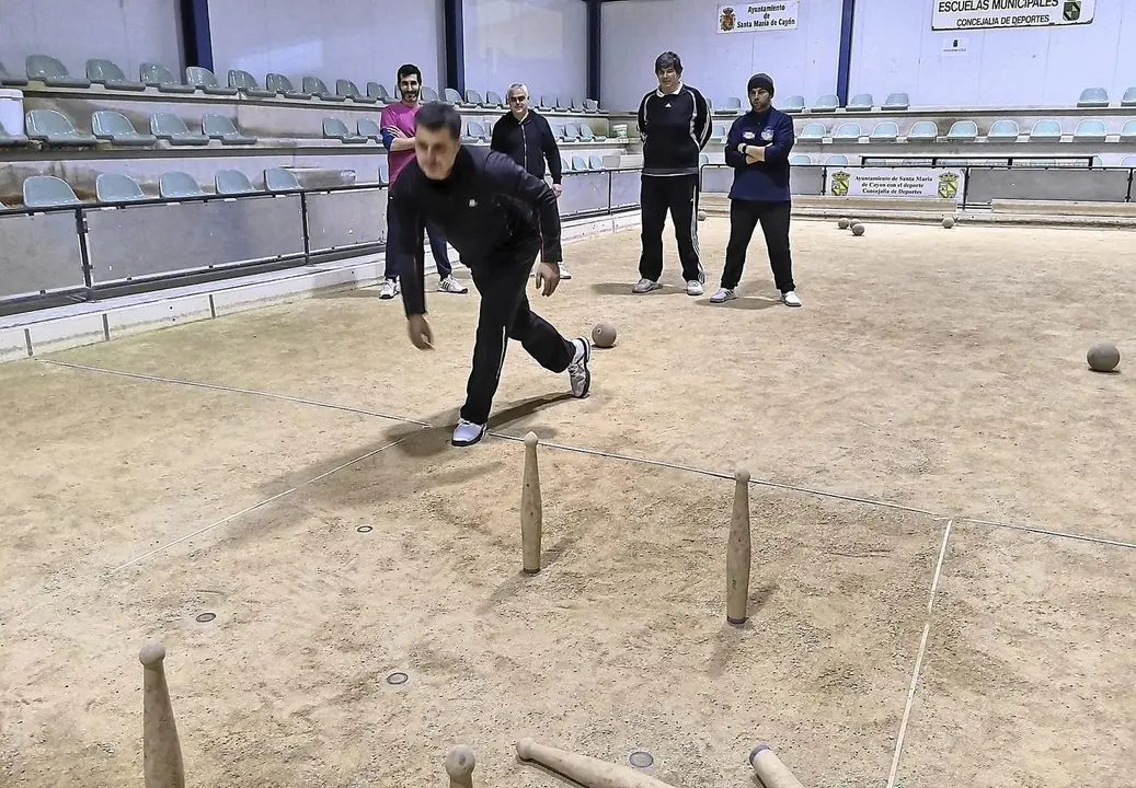 Los jugadores de la Pe&ntilde;a Sobarzo entrenando ayer en Sar&oacute;n.