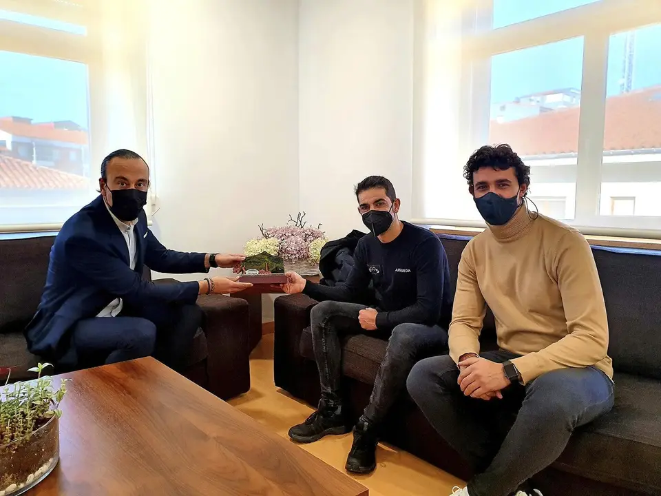 El alcalde de Torrelavega, Javier L&oacute;pez Estrada, y el concejal de Deportes, Ignacio Gonz&aacute;lez, recibieron ayer martes en el Ayuntamiento al ciclista local Ismael Esteban